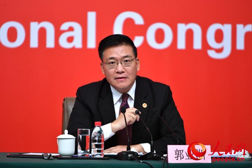 中共中央對外聯絡部副部長郭業洲介紹情況。（人民網記者 於凱 攝）
