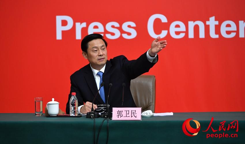 主持人、十九大大會新聞發言人郭衛民。（人民網記者 於凱 攝）