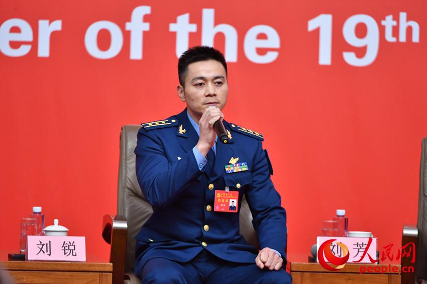 空軍航空兵某團團長劉銳介紹情況（人民網記者 於凱攝）