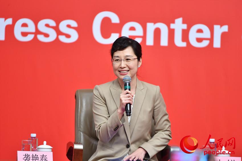 主持人、十九大新聞中心負責人襲艷春（人民網記者 於凱攝）