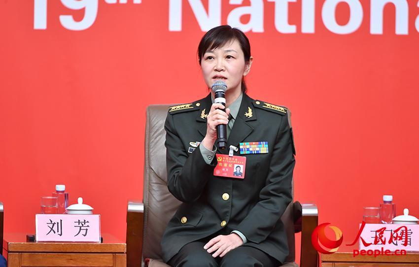 軍委國際軍事合作辦公室參謀劉芳介紹情況（人民網記者 於凱 攝）