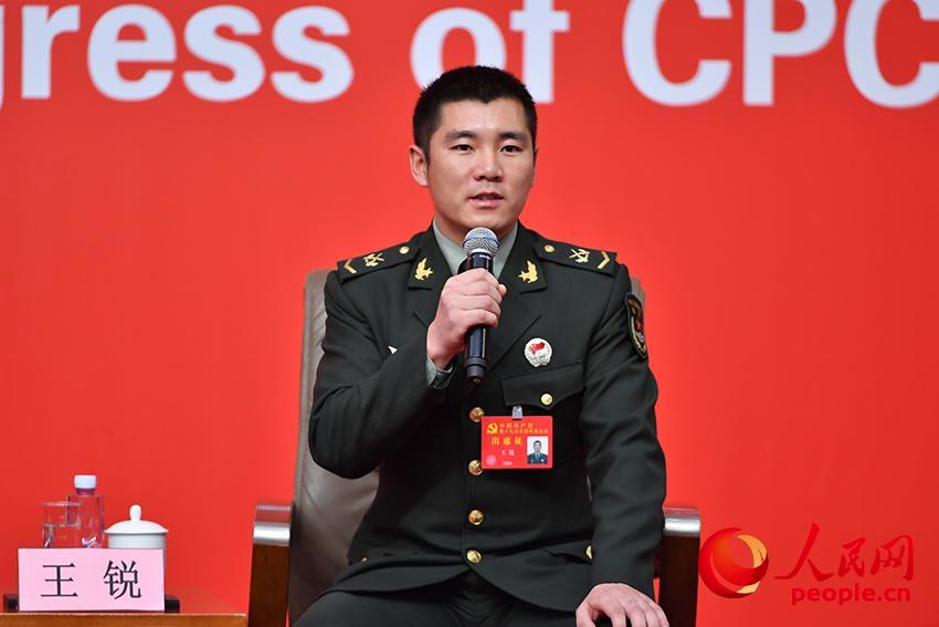 M陸軍第74集團軍某合成旅兩棲裝甲突擊車車長王銳介紹情況（人民網記者 於凱 攝）