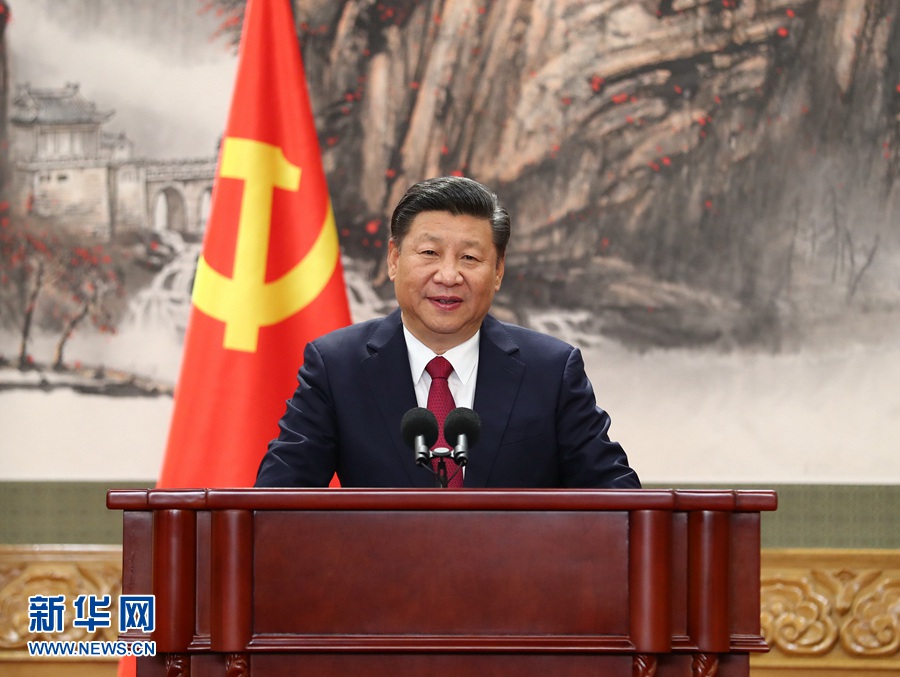 10月25日，剛剛在中共十九屆一中全會上當選的中共中央總書記習近平和中央政治局常委李克強、栗戰書、汪洋、王滬寧、趙樂際、韓正在北京人民大會堂同採訪十九大的中外記者見面。這是習近平總書記發表講話。新華社記者 謝環馳 攝