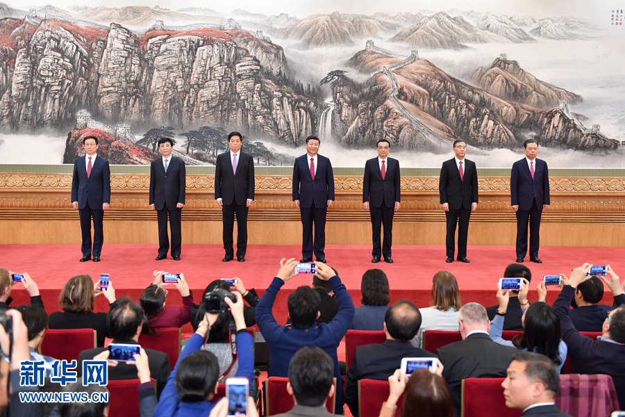 10月25日，剛剛在中共十九屆一中全會上當選的中共中央總書記習近平和中央政治局常委李克強、栗戰書、汪洋、王滬寧、趙樂際、韓正在北京人民大會堂同採訪十九大的中外記者見面。新華社記者 李濤 攝