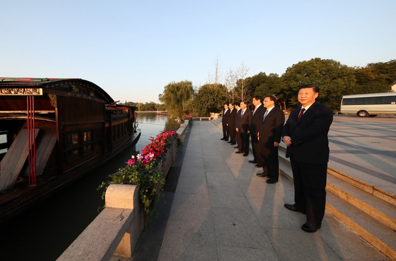 10月31日，中共中央總書記、國家主席、中央軍委主席習近平帶領中共中央政治局常委李克強、栗戰書、汪洋、王滬寧、趙樂際、韓正，瞻仰上海中共一大會址和浙江嘉興南湖紅船。這是習近平等在浙江嘉興南湖邊瞻仰紅船。新華社記者 蘭紅光 攝