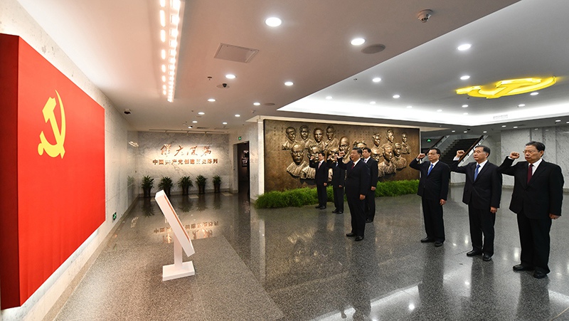 10月31日，中共中央總書記、國家主席、中央軍委主席習近平帶領中共中央政治局常委李克強、栗戰書、汪洋、王滬寧、趙樂際、韓正，瞻仰上海中共一大會址和浙江嘉興南湖紅船。這是31日上午，在上海中共一大會址紀念館，習近平帶領其他中共中央政治局常委同志一起重溫入黨誓詞。新華社記者 李濤 攝