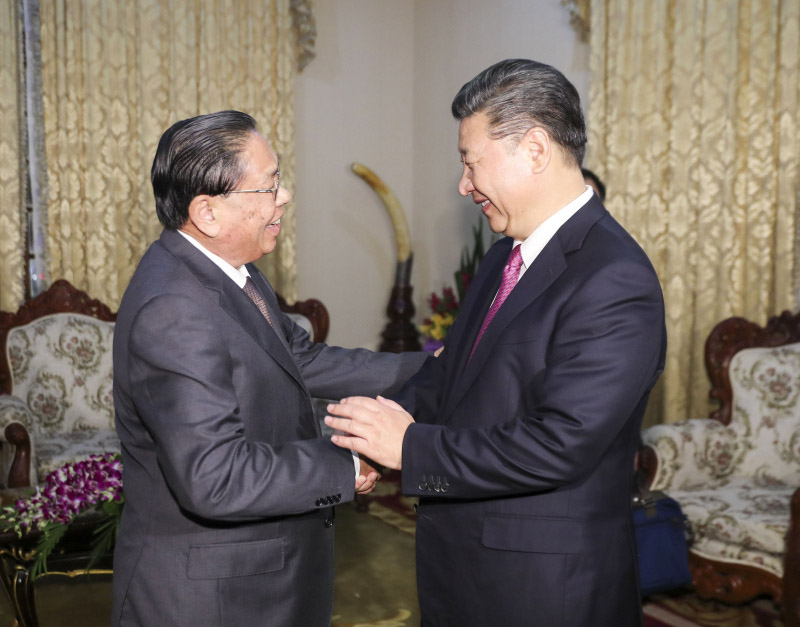 11月13日，中共中央總書記、國家主席習近平在萬象會見老撾人民革命黨中央委員會前總書記、前國家主席朱馬裡。 新華社記者 丁林 攝