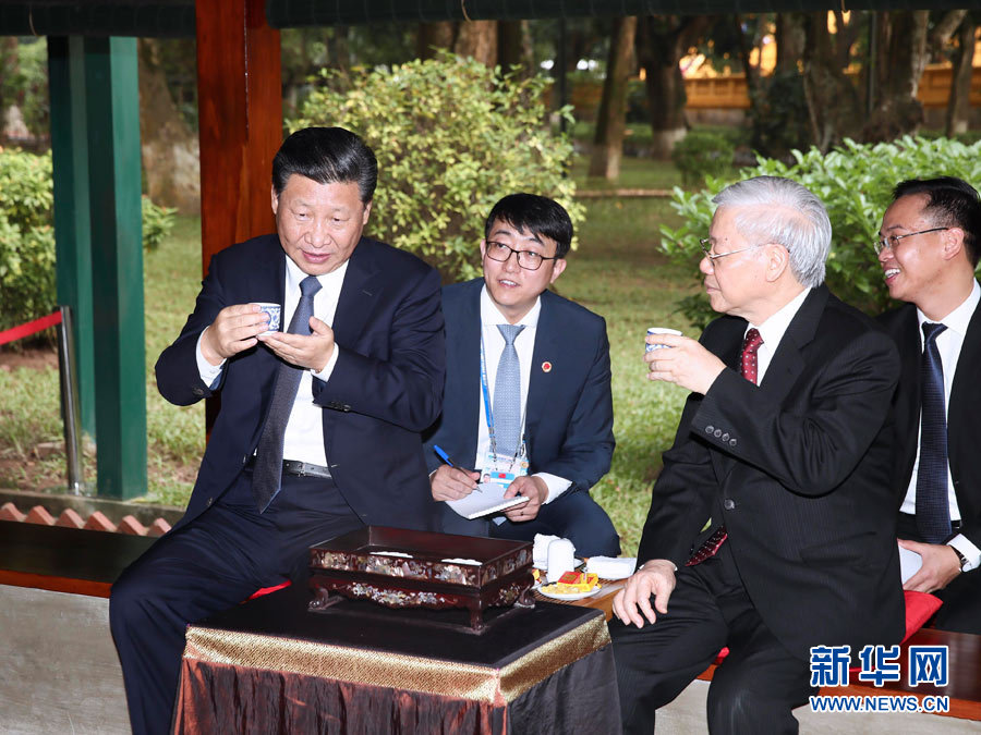 11月13日，中共中央總書記、國家主席習近平在河內越共中央駐地再次會見越共中央總書記阮富仲。會見后，習近平和阮富仲前往胡志明故居繼續交流。新華社記者 蘭紅光 攝