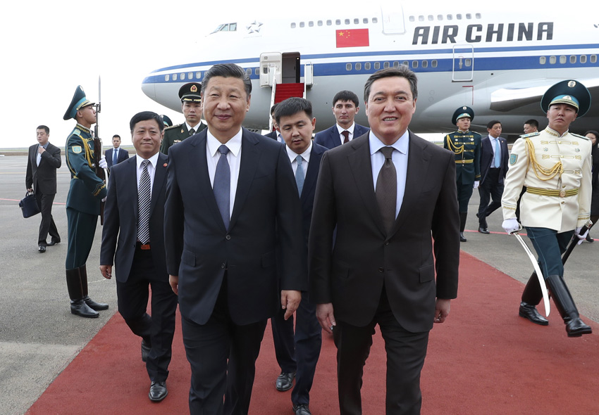 6月7日，國家主席習近平乘專機抵達哈薩克斯坦共和國首都阿斯塔納，開始對哈薩克斯坦共和國進行國事訪問並出席上海合作組織成員國元首理事會第十七次會議和阿斯塔納專項世博會開幕式。習近平在機場受到哈薩克斯坦第一副總理馬明等熱情迎接。新華社記者 龐興雷 攝