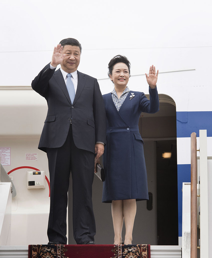 7月3日，國家主席習近平乘專機抵達莫斯科，開始對俄羅斯聯邦進行國事訪問。這是習近平和夫人彭麗媛步出艙門。 新華社記者 李學仁 攝