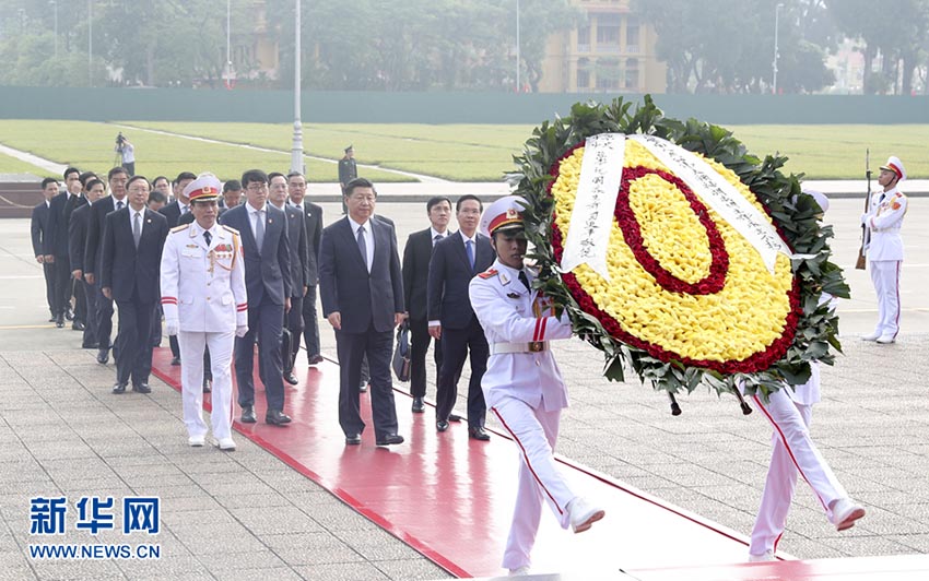 11月13日，中共中央總書記、國家主席習近平在河內瞻仰胡志明主席陵並敬獻花圈。 新華社記者 謝環馳 攝