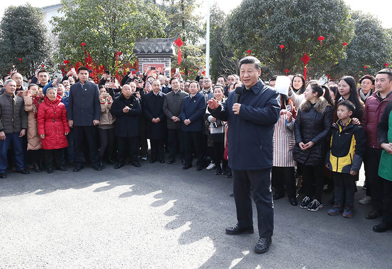 這是2月12日上午，習近平在成都市郫都區戰旗村考察時向群眾拜年，祝願全國各族人民新春快樂、闔家幸福。 新華社記者 鞠鵬 攝