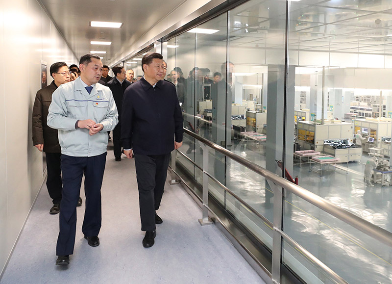 這是2月11日下午，習近平在成都中電熊貓顯示科技有限公司考察。 新華社記者 謝環馳 攝