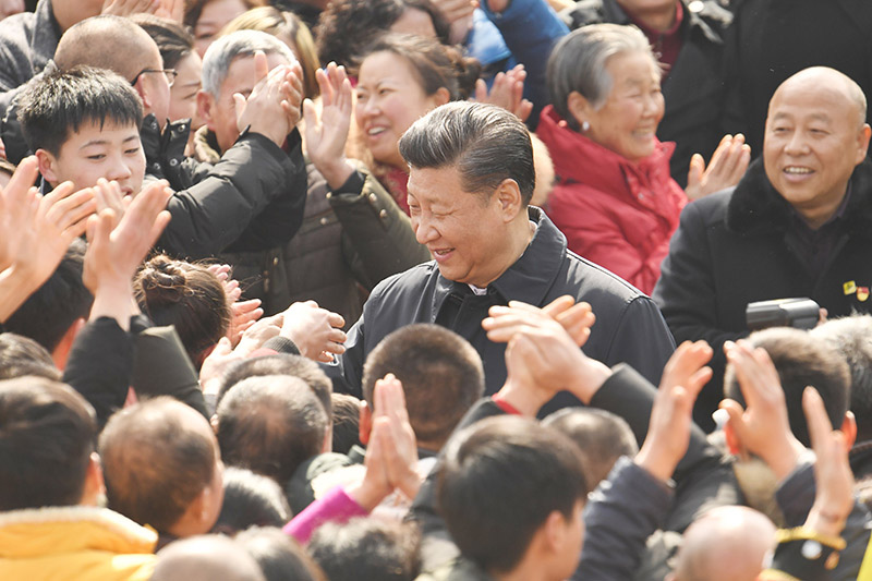 這是2月12日上午，習近平在成都市郫都區戰旗村考察時同村民們親切交流。 新華社記者 張鐸 攝