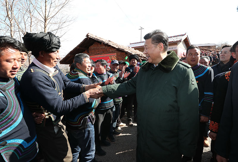 這是2月11日上午，習近平在涼山彝族自治州昭覺縣三岔河鄉三河村看望慰問全村群眾。 新華社記者 謝環馳 攝
