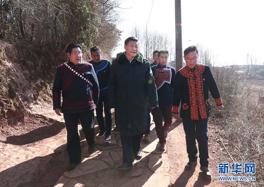 中華民族傳統節日農歷春節來臨之際，中共中央總書記、國家主席、中央軍委主席習近平來到四川考察調研，看望慰問各族干部群眾，向全國各族人民致以美好的新春祝福。這是2月11日，習近平在涼山彝族自治州昭覺縣三岔河鄉三河村了解當地貧困現狀，聽取精準扶貧、精準脫貧措施落實情況介紹。新華社記者 鞠鵬 攝