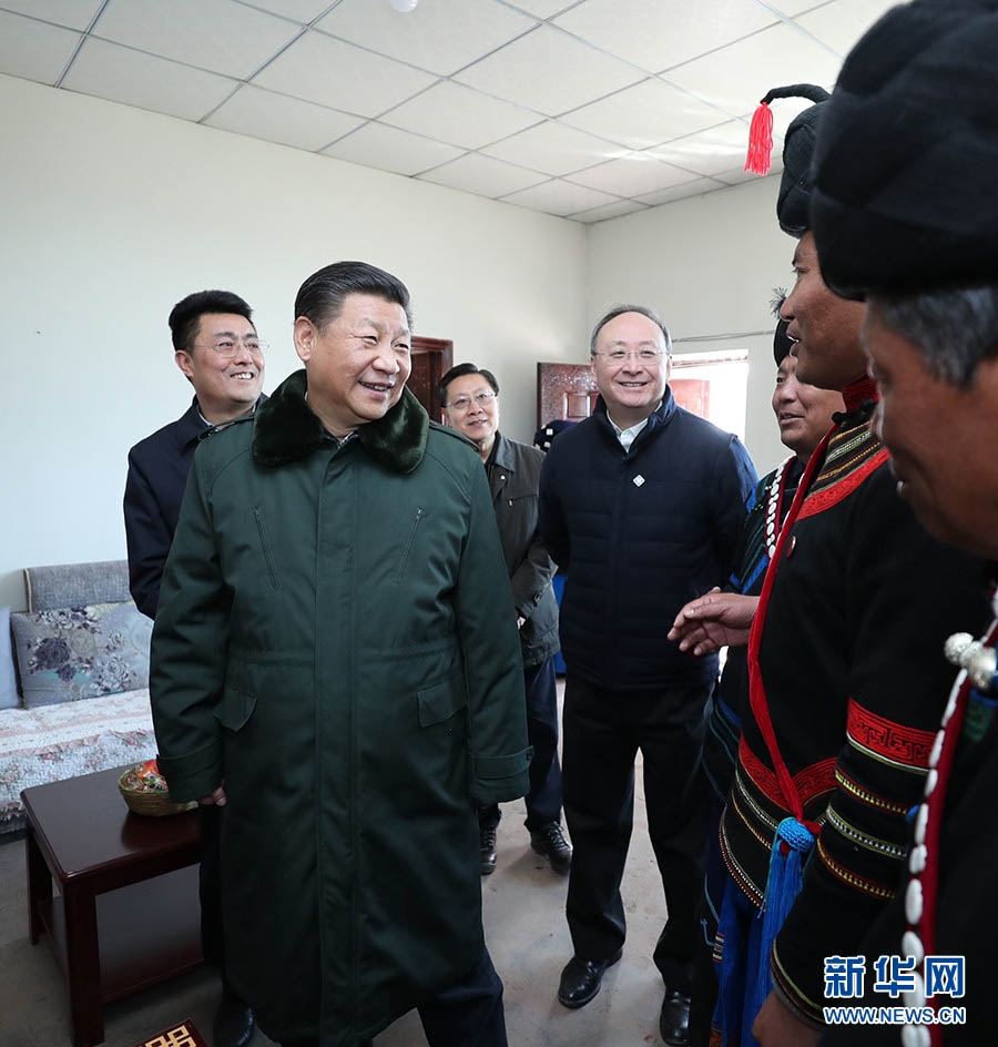2月11日，中共中央總書記、國家主席、中央軍委主席習近平在四川考察。這是習近平在涼山彝族自治州昭覺縣解放鄉火普村貧困戶吉地爾子家的新居了解生產生活情況。新華社記者 鞠鵬 攝