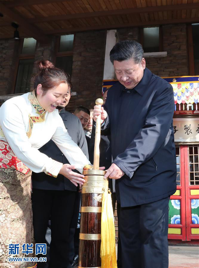 2月12日，中共中央總書記、國家主席、中央軍委主席習近平在四川考察。這是習近平在汶川縣映秀鎮考察時，親自操作打酥油茶。 新華社記者鞠鵬 攝