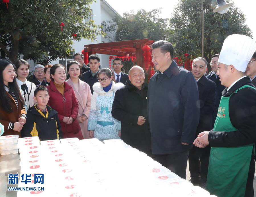 2月12日，中共中央總書記、國家主席、中央軍委主席習近平在四川考察。這是習近平在成都市郫都區唐昌街道戰旗村同當地群眾親切交談。新華社記者 謝環馳 攝