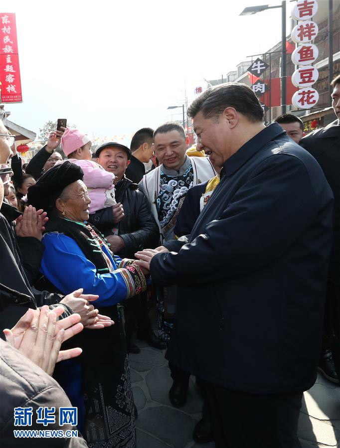 2月12日，中共中央總書記、國家主席、中央軍委主席習近平在四川考察。這是習近平在汶川縣映秀鎮考察時，同當地群眾親切交談。 新華社記者鞠鵬 攝