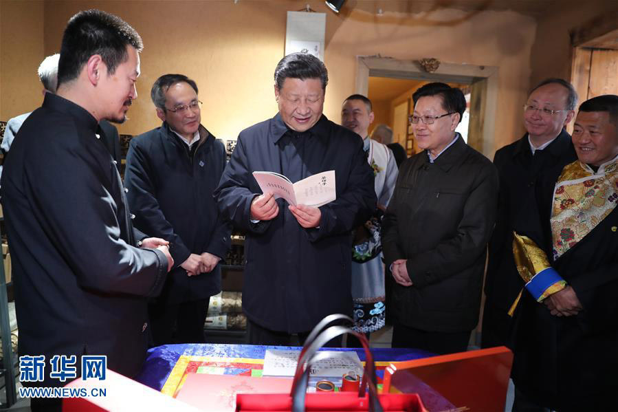 2月12日，中共中央總書記、國家主席、中央軍委主席習近平在四川考察。這是習近平在汶川縣映秀鎮考察時，在當地群眾經營的制茶坊了解發展茶產業帶動群眾致富的情況。新華社記者 鞠鵬 攝