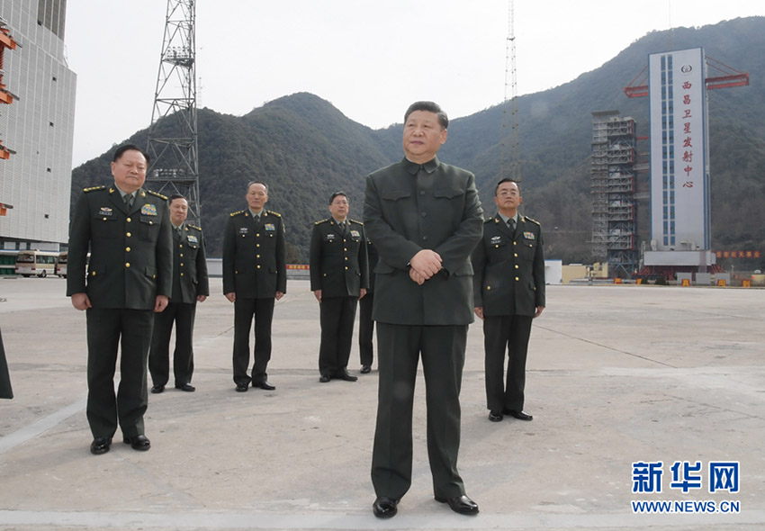 2月10日，中共中央總書記、國家主席、中央軍委主席習近平來到駐四川部隊某基地，深入發射工位和技術廠房，看望慰問部隊官兵，代表黨中央和中央軍委，向全體解放軍指戰員、武警部隊官兵、民兵預備役人員致以誠摯問候和新春祝福。這是習近平來到某基地發射場聽取情況匯報。新華社記者李剛攝