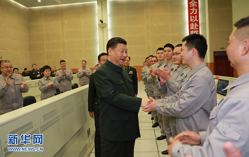 2月10日，中共中央總書記、國家主席、中央軍委主席習近平來到駐四川部隊某基地，深入發射工位和技術廠房，看望慰問部隊官兵，代表黨中央和中央軍委，向全體解放軍指戰員、武警部隊官兵、民兵預備役人員致以誠摯問候和新春祝福。這是習近平同科技人員親切交談，詢問他們的科研工作和生活情況。新華社記者李剛攝
