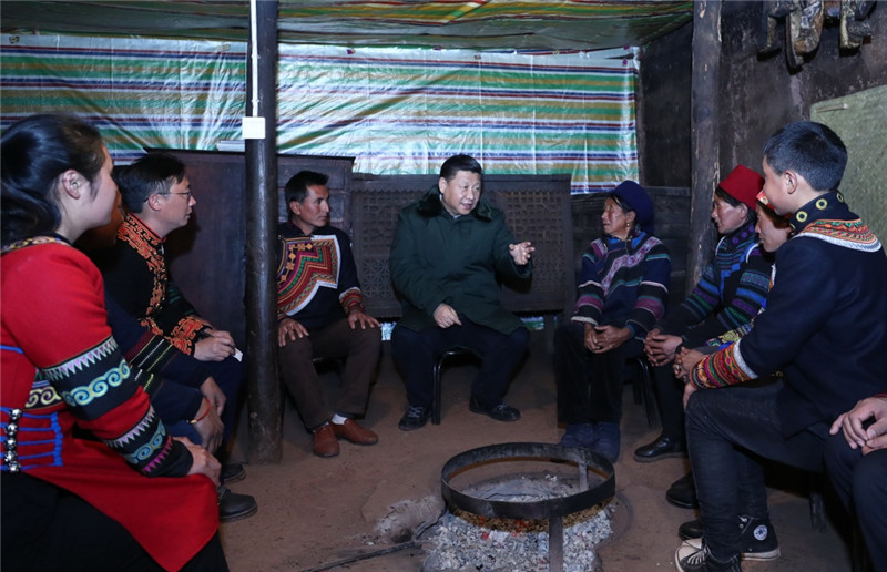 這是2月11日上午，習近平在涼山彝族自治州昭覺縣三岔河鄉三河村節列俄阿木家中同村民代表、駐村扶貧工作隊員圍坐火塘邊，共謀精準脫貧之策。新華社記者 鞠鵬 攝
