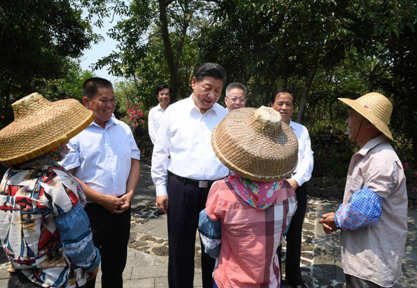 4月11日至13日，中共中央總書記、國家主席、中央軍委主席習近平在海南考察。這是4月13日上午，習近平在?？谑行阌^石山鎮施茶村考察時，同村民親切交談。新華社記者 李學仁 攝