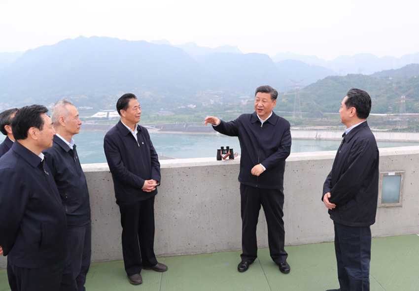 4月24日下午，中共中央總書記、國家主席、中央軍委主席習近平來到三峽大壩，詳細了解三峽工程建設、發電、水利、通航、生態保護等方面的情況。這是習近平在壩頂察看三峽工程全貌和壩區周邊生態環境。新華社記者 謝環馳 攝