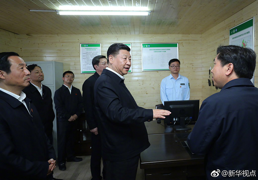 4月25日下午，中共中央總書記、國家主席、中央軍委主席習近平乘船考察長江，抵達石首港。隨后，驅車一個多小時來到湖南岳陽，考察位於長江沿岸的岳陽市君山華龍碼頭。這是習近平走進一處巡護監測點，了解東洞庭湖國家級自然保護區生態保護狀況。新華社記者 鞠鵬 攝