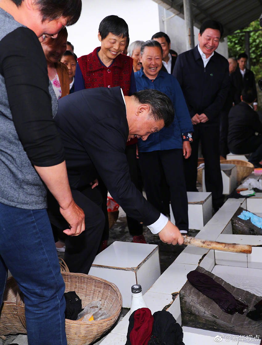 4月24日下午，中共中央總書記、國家主席、中央軍委主席習近平來到緊鄰三峽大壩的宜昌市夷陵區太平溪鎮許家沖村，了解這個移民村的變遷和發展特色產業等情況。這是習近平接過村民洗衣用的棒槌，俯下身試著捶打了幾下衣服。新華社記者 謝環馳 攝