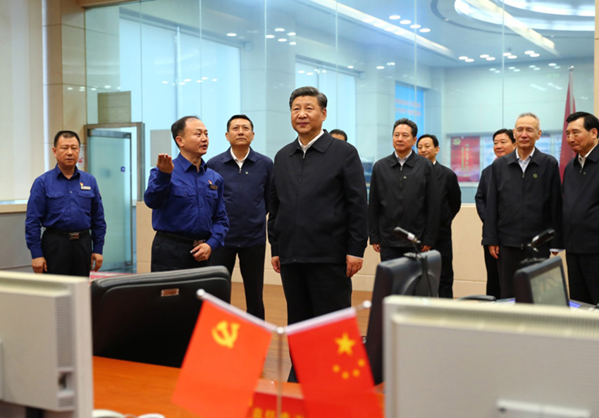 4月24日下午，中共中央總書記、國家主席、中央軍委主席習近平來到三峽大壩，詳細了解三峽工程建設、發電、水利、通航、生態保護等方面的情況。這是習近平視察左岸發電廠中央控制室。新華社記者 謝環馳 攝