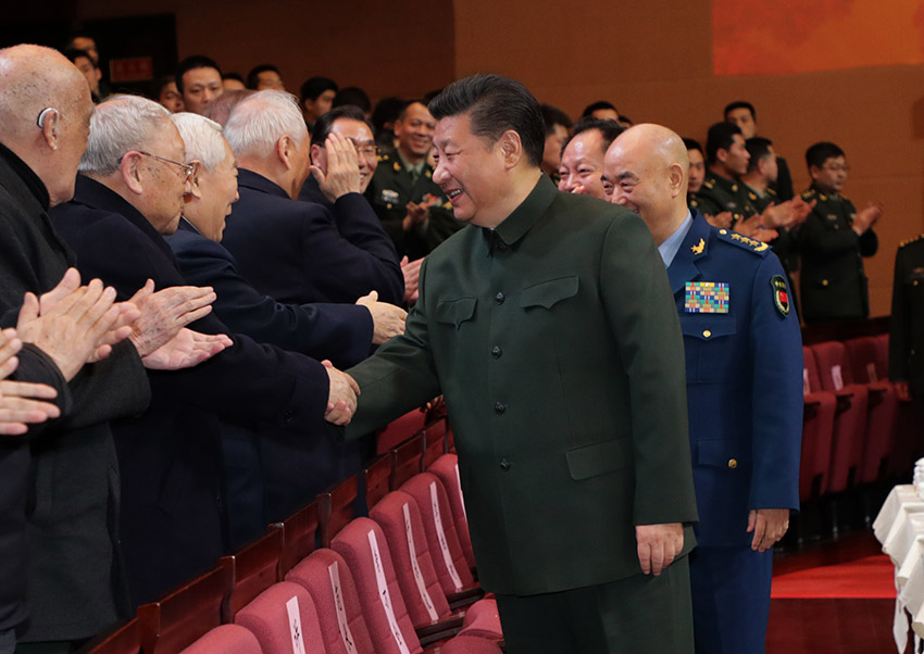 2018年2月2日，中央軍委慰問駐京部隊老干部迎新春文藝演出在北京舉行。中共中央總書記、國家主席、中央軍委主席習近平，向在座的軍隊老同志，向全軍離退休老干部，致以節日問候和新春祝福。新華社記者 李剛 攝
