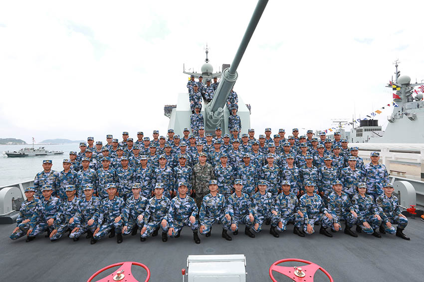 2018年4月12日上午，中央軍委在南海海域隆重舉行海上閱兵，展示人民海軍嶄新面貌，激發強國強軍堅定信念。中共中央總書記、國家主席、中央軍委主席習近平檢閱部隊並發表重要講話。這是習近平同長沙艦部分官兵合影。新華社記者 李剛 攝
