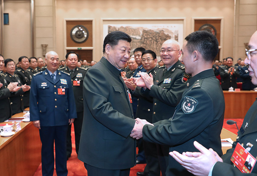 2018年3月12日上午，中共中央總書記、國家主席、中央軍委主席習近平出席十三屆全國人大一次會議解放軍和武警部隊代表團全體會議。這是會議開始前，習近平親切接見與會代表。新華社記者 李剛 攝