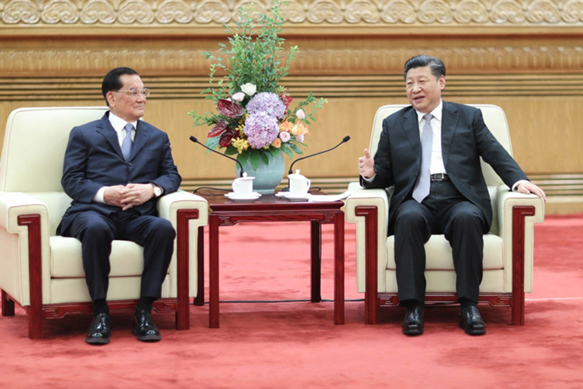 7月13日，中共中央總書記習近平在北京人民大會堂會見中國國民黨前主席連戰率領的臺灣各界人士參訪團。 新華社記者 鞠鵬 攝