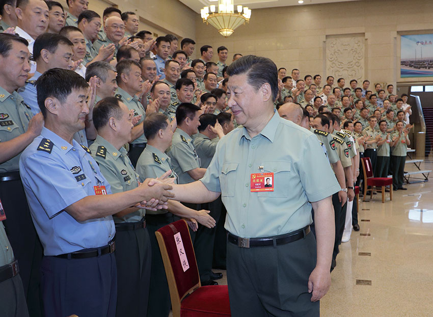 中央軍委黨的建設會議8月17日至19日在北京召開。中共中央總書記、國家主席、中央軍委主席習近平出席會議並發表重要講話。這是習近平親切接見會議代表。 新華社記者李剛 攝