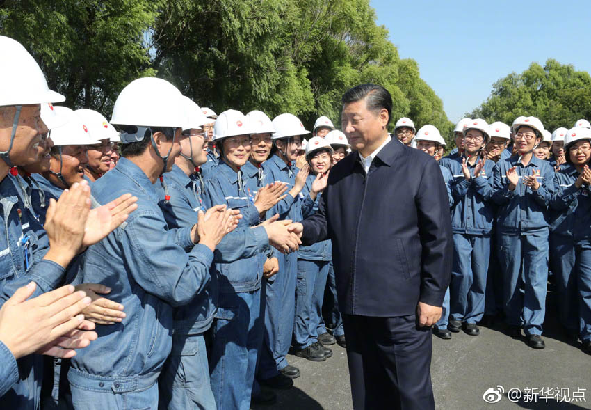 9月27日，中共中央總書記、國家主席、中央軍委主席習近平開始在遼寧考察。這是習近平在中國石油遼陽石化公司同工人親切握手。新華社記者 鞠鵬 攝