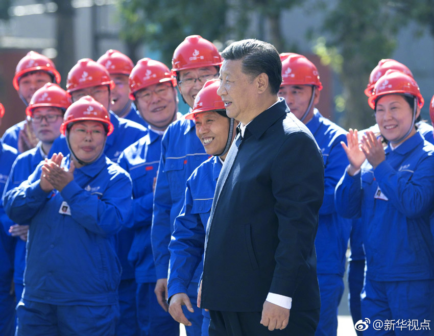 9月26日，中共中央總書記、國家主席、中央軍委主席習近平在黑龍江齊齊哈爾考察。這是在中國一重集團，習近平走到工人中間，同大家親切交流。 新華社記者 燕雁 攝