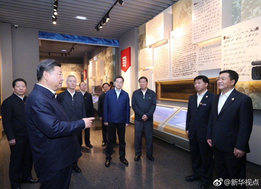 9月25日至28日，中共中央總書記、國家主席、中央軍委主席習近平在東北三省考察，主持召開深入推進東北振興座談會。這是28日上午，習近平在遼寧撫順市參觀雷鋒紀念館。新華社記者 鞠鵬 攝