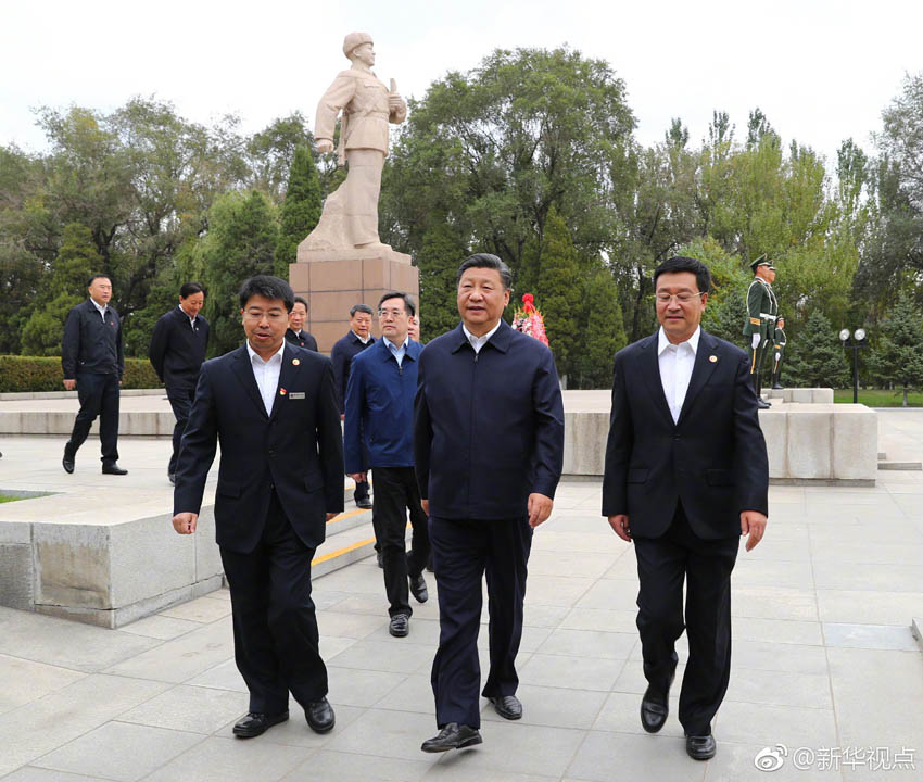 9月28日上午，正在遼寧省考察的習近平總書記乘車前往撫順市。習近平向雷鋒墓敬獻花籃並參觀雷鋒紀念館。