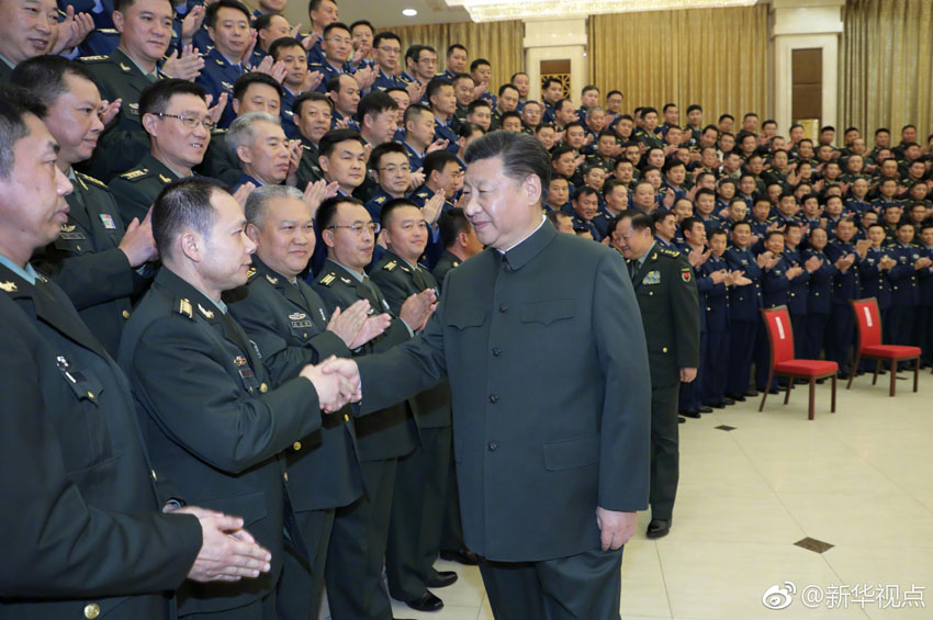 9月27日至28日，中共中央總書記、國家主席、中央軍委主席習近平視察79集團軍，接見駐遼寧部隊副師職以上領導干部。這是28日上午，習近平在沈陽親切接見駐遼寧部隊副師職以上領導干部。新華社記者 李剛 攝