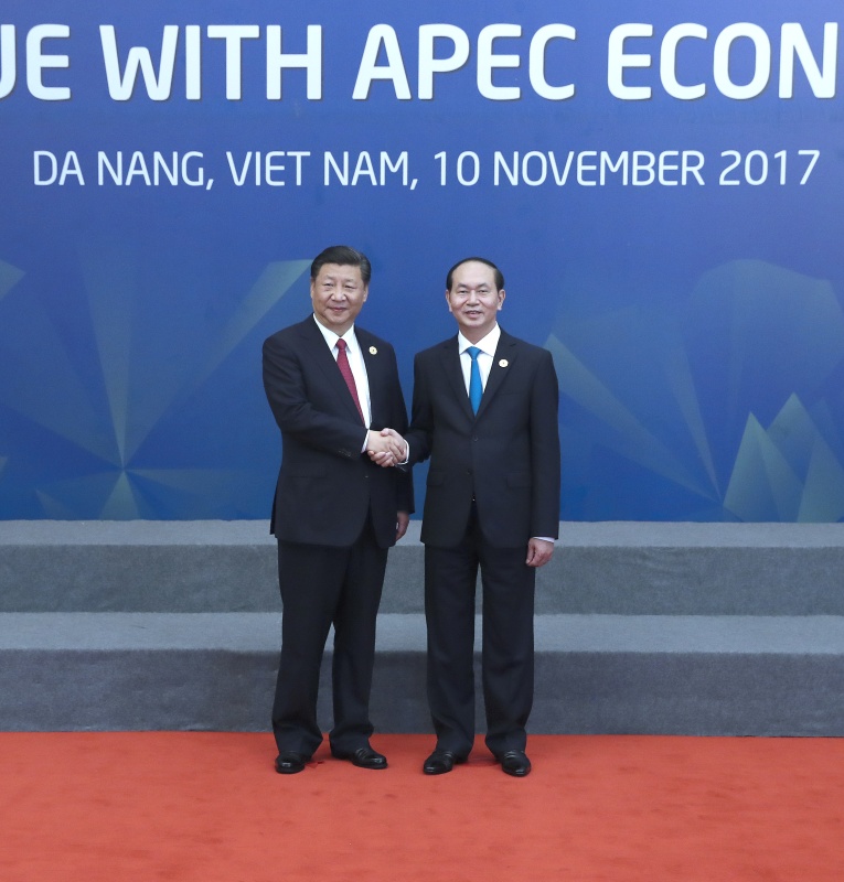 2017年11月10日，國家主席習近平在越南峴港出席亞太經合組織領導人同工商咨詢理事會代表對話會。這是對話會開始前，習近平受到越南國家主席陳大光的迎接。新華社記者 馬佔成 攝
