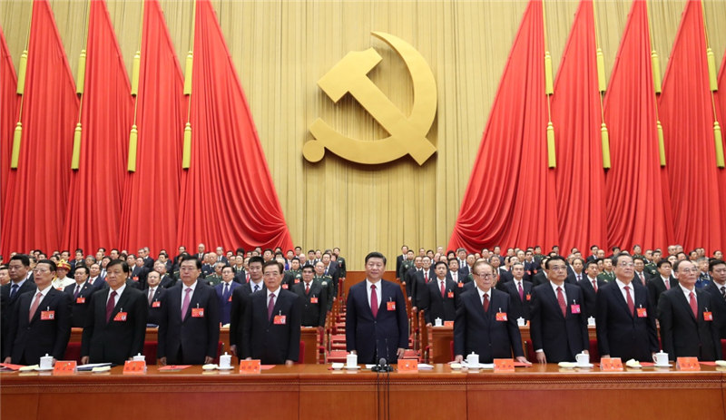 2017年10月24日，中國共產黨第十九次全國代表大會在北京人民大會堂勝利閉幕。這是習近平、李克強、張德江、俞正聲、劉雲山、王岐山、張高麗、江澤民、胡錦濤在主席臺上。新華社記者 鞠鵬 攝
