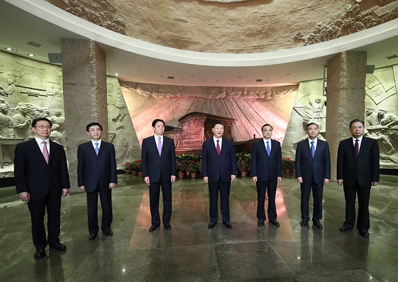 2017年10月31日，中共中央總書記、國家主席、中央軍委主席習近平帶領中共中央政治局常委李克強、栗戰書、汪洋、王滬寧、趙樂際、韓正，瞻仰上海中共一大會址和浙江嘉興南湖紅船。這是31日下午，習近平在南湖革命紀念館參觀結束時發表重要講話。新華社記者 蘭紅光 攝
