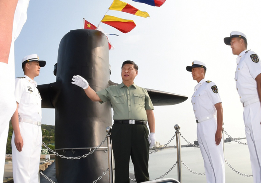 2018年6月11日下午，中共中央總書記、國家主席、中央軍委主席習近平視察北部戰區海軍。這是習近平來到某潛艇部隊，登上潛艇，同艇員親切交談。新華社記者 李剛 攝