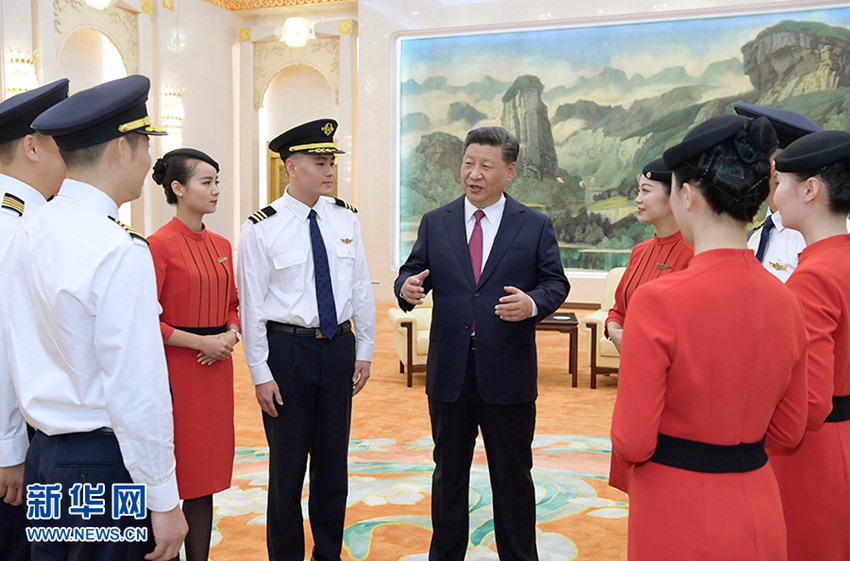 中共中央總書記、國家主席、中央軍委主席習近平專門邀請四川航空“中國民航英雄機組”全體成員參加慶祝中華人民共和國成立69周年招待會。這是2018年9月30日下午國慶招待會前，習近平在人民大會堂親切會見他們。 新華社記者 李學仁 攝