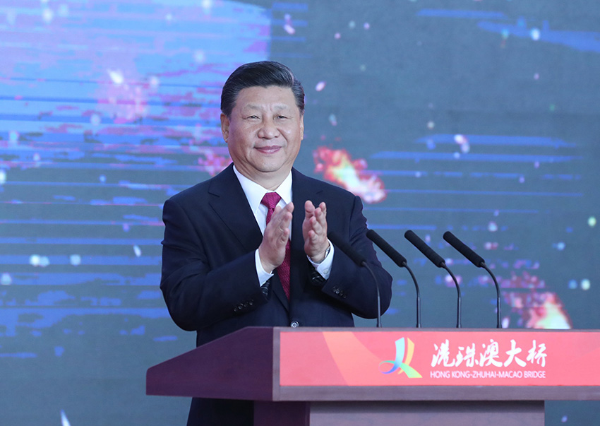10月23日上午，港珠澳大橋開通儀式在廣東省珠海市舉行。中共中央總書記、國家主席、中央軍委主席習近平出席儀式，宣布大橋正式開通並巡覽大橋。 新華社記者鞠鵬攝