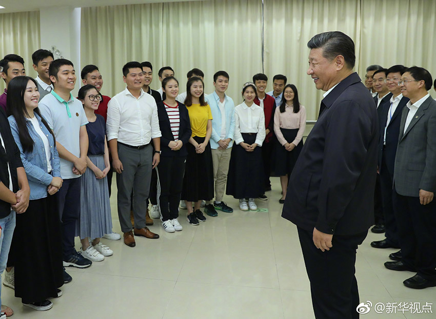 10月24日，中共中央總書記、國家主席、中央軍委主席習近平在廣州考察。這是習近平在暨南大學圖書館同學生們親切交談。 新華社記者 鞠鵬 攝